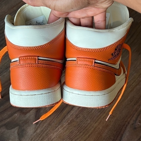 Air Jordan 1 Mid SE. - Picture 11 of 13